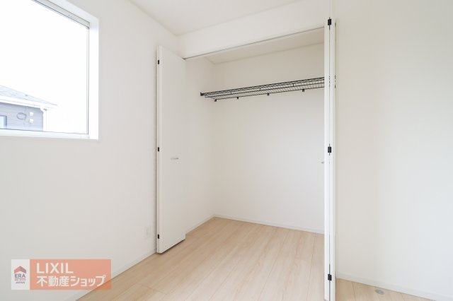 【収納／現地完成写真】奥行のあるクローゼットが居室についています。大容量の収納ラックも置けます。