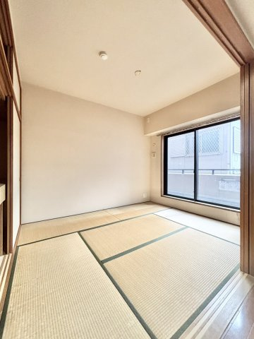和室です。リビングに隣接しており、ご家族構成に合わせて使い方を変更できます。