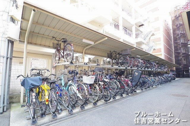 屋根付きの駐輪場がございます！