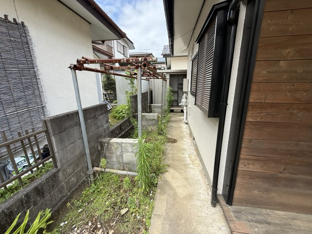 日当たりの良い屋外スペース。家庭菜園や趣味の場として活用可能。