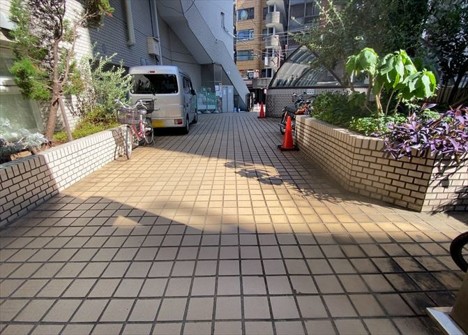 共用部分は、一棟の建物に住む区分所有者全員が共同で所有するとし、共用部分の管理、補修などは、区分所有者で形成される管理組合が行います。個人の判断で勝手に変更することはできませんので覚えておきましょう。