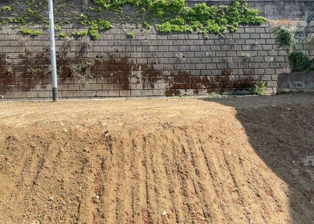 土地の形が極端に長細かったり、狭小地、あるいは道路との高低差がある傾斜地だった場合、後々売ろうとしても買い手がつかない場合もあります。後々、売却することになった時に価値の下がらない土地を選びましょう。