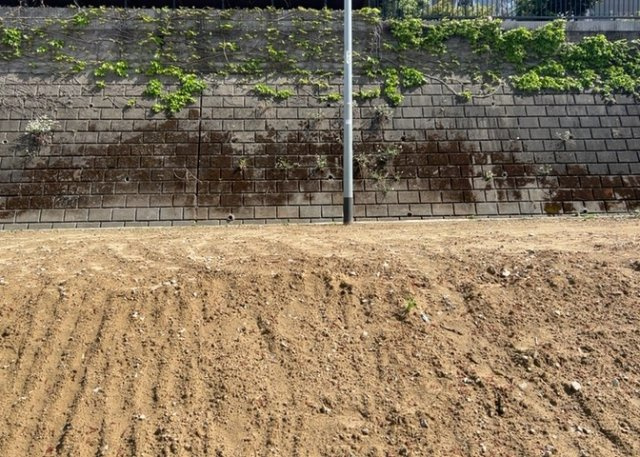 土地の面積＝住宅面積ではありません。建ぺい率の問題などで、土地のある場所によって住宅を建てられる面積は限られています。高さもしかり、「土地」という言葉の中には、建築条件も含まれると考えておきましょう。