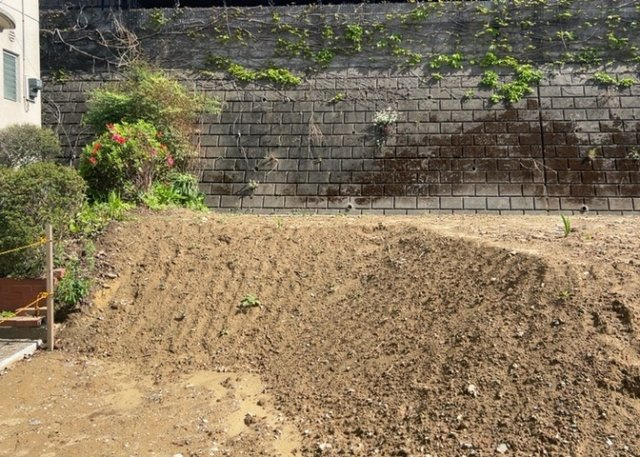 家を建てる場合、方位は要チェックです。現実的に日当たりのよい家ならばリビングは南側、建築基準法でも北側に当たる家への配慮は求められています。土地を見学に行く際は、方位磁針を持って行くようにしましょう。