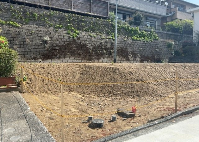 土地を買う際、住む地域の自治体や福祉の補助制度にも注目してみましょう。子供や老人の医療補助やゴミ出しのルールなど、自治体によってルールに大きな違いがあるため、暮らしやすい土地で判断するとよいでしょう。