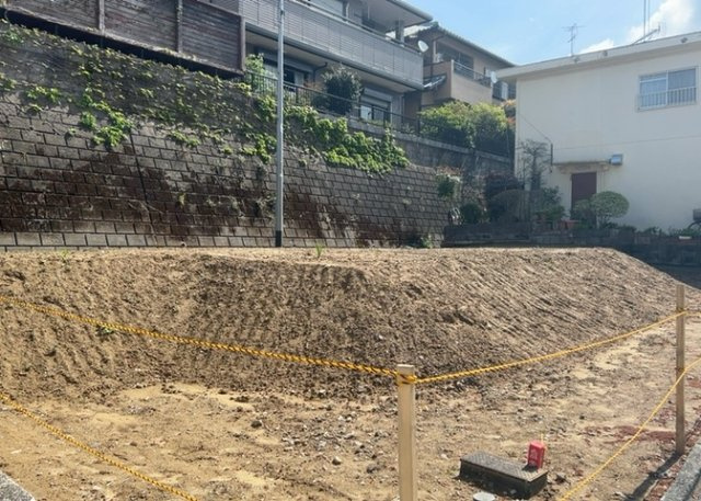 土地の前の道路に消火栓が設置されていることがあります。この場合、道路交通法第45条第1項により、駐車禁止の場所が指定されています。そのため、車庫などの駐車スペースをつくることができない場合があります。