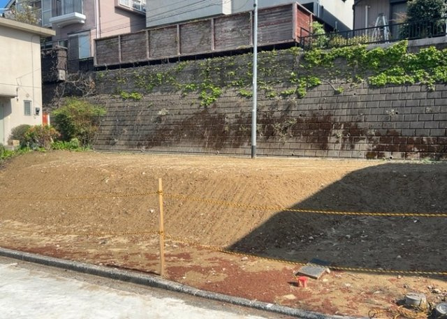 土地購入を検討されている場合、境界杭がない状態で購入してしまうと境界確定測量をする必要があり、費用がかかります。購入の前に、売主、隣土地所有者立ち合いのもと境界を確定し境界杭を設置するのがベストです。