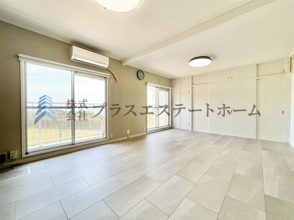 バルコニーから光が差し込むリビングです♪暖かい空間で家族団らんをお楽しみください♪