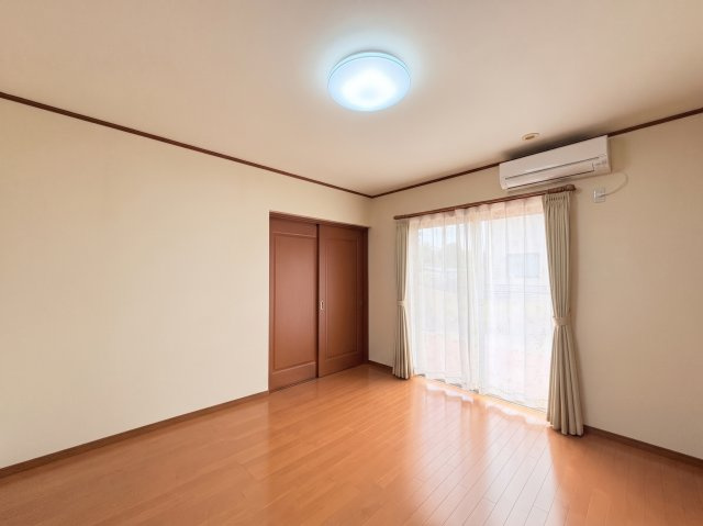 掃き出し窓から光が差し込み、明るさと開放感を感じられる室内。シンプルな内装のため、ベッドやデスク、収納家具などをお好みに合わせて配置しやすい。来客時の客間や趣味のお部屋など、さまざまな用途に対応。
