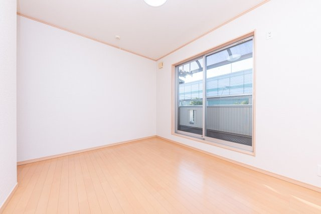 西向きバルコニーへ出入り可能な洋室6.2帖。バルコニーに面したお部屋は、大きなお布団などもサッと干せて便利です！