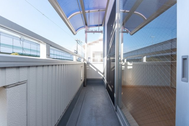 2階と3階に西向きバルコニー付き！洗濯物干しはもちろん、外の空気を吸ってホッと一息！日々の疲れもリフレッシュできそうですね。