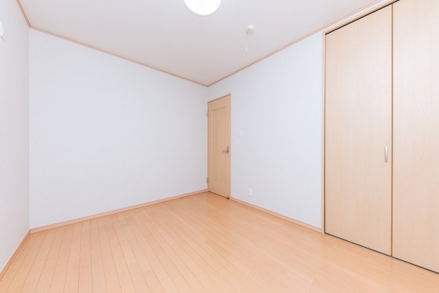 洋室5.7帖。フローリング仕様のお部屋は家具の移動もしやすく、お部屋の模様替えも気軽に楽しめそうですね！