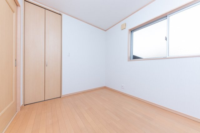 洋室4.5帖。全居室に収納スペースを設けました！お部屋が片付き、居住空間を有効的にご使用いただけます。