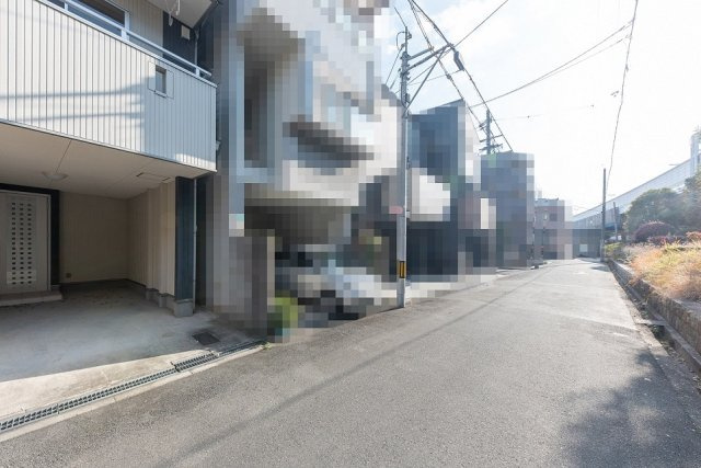 前面道路は西側幅員約4.1m。敷地との高低差がなく、お車の出し入れもスムーズに行えそうです。ぜひ一度、現地をご覧ください！