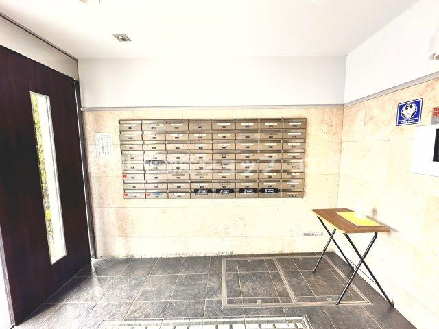 エントランス付近に設置されている郵便受けになります。