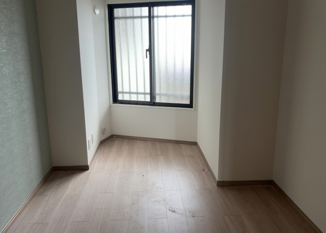 寝室でゆっくりと過ごすためにはベッド周りの適度な空間を担保することや窓の位置、照明の明るさ、寝室の広さなどを考える必要があります。自身や家族の構成とライフスタイルに併せて寝室にする部屋を選びましょう！