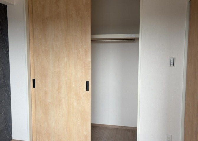 デザイン性を重視しすぎて収納が少なかった！なんてことにならないため、事前に現地で収納の数を確認しておくことをお勧めします。クローゼット以外にも床下収納や屋根裏収納、パントリーなどもチェックしましょう。