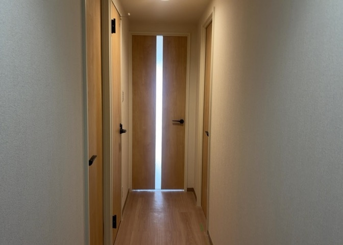 内装はとにかくおしゃれなものがいい！と選ぶ前に、まず住んだ後のことを想像してみましょう。住んでみたらコンセントの位置が悪くて使いにくいなど出てきます。事前にどの家電をどこに置くか想定しておきましょう。