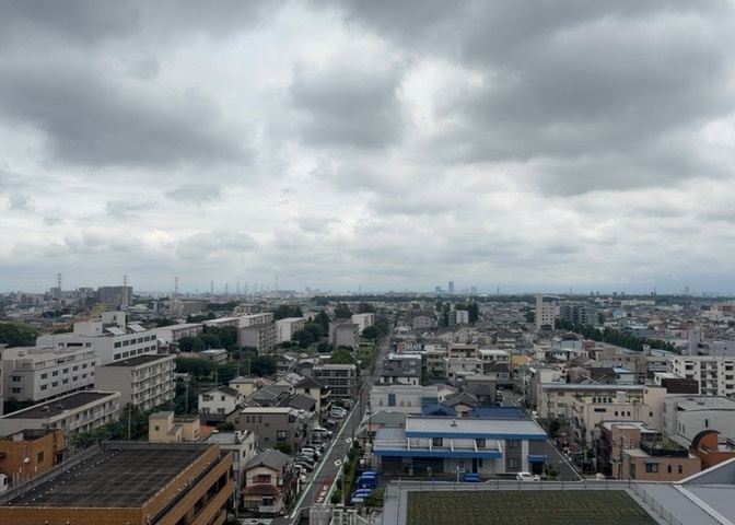 眺望の良さを楽しめるダイニングキッチンで家族団らんの時間を過ごしてはいかがでしょうか。バルコニーから見える景色を家族で眺める時間は、時間が経つのを忘れてしまいそうですね。是非、現地を見に行きましょう！