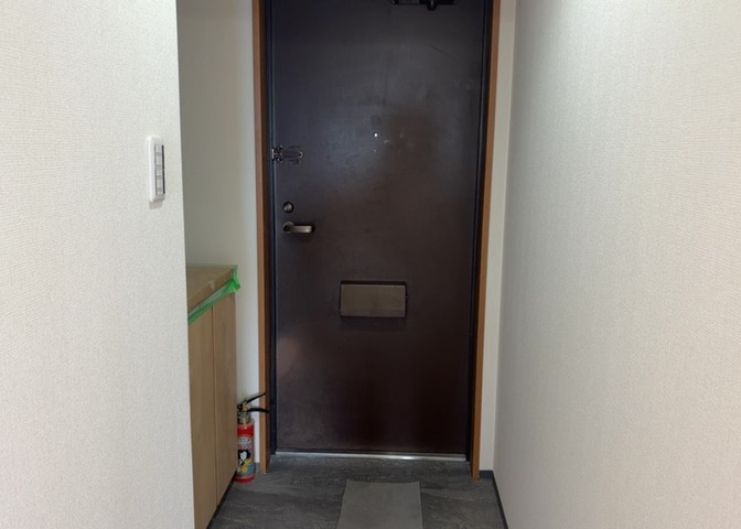 玄関は家の顔でもあり、家族以外の目にも止まる場所です。玄関は外との間を仕切る扉、靴などをしまっておく収納スペース、靴脱ぎのたたきスペース、来客とのやり取りをするドアホンなど複数のアイテムからなります。