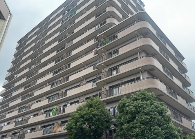 外観はマンション管理がされているかの目安になります。築年数が古いと、壁面は劣化してひび割れが生じることも！建物が古びていても細かいところが修繕されていると、きちんと管理されているなぁと感じるでしょう。