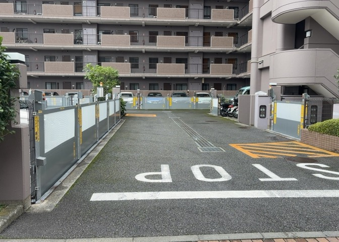 車一台あたりに必要なスペースは、標準サイズの普通自動車で横幅2m50cm、長さ5mは必要になります。ただし、乗降のことも考慮して横幅3m30cm、長さ5m50cmほどは確保できるところを選びましょう。