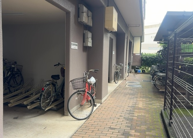 マンションの駐輪場は、事前に空きがあるか確認を取ると安心です。せっかく入居したのに駐輪スペースがない！なんてことになったら大変ですよね。そこで、内見時や購入前にはまず事前に確認しておくと良いでしょう。