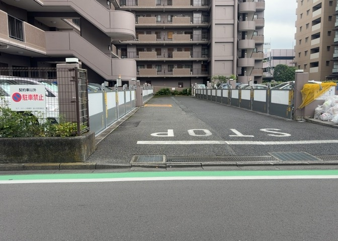 駐車場と明記されていても、最小スペースでつくられた駐車場だと大型車は駐車できなかったり、出入りしにくくなったりする可能性があります。お車のサイズと購入したい物件の駐車場のサイズを現地で確認しましょう。