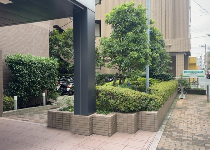 物件によっては、入居者が個人的に使用できる専用庭がついているものもあります。また、住宅の中にある土間の部分を庭と呼ぶこともあります。庭の用途は住む人によって変わり、それによってデザインもさまざまです。