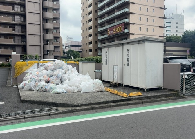 共有部分は、住民なら誰もが使える設備のこと。例えば駐車場やエレベーター、インターネット設備、セキュリティ設備などがあります。他にも、マンションの廊下・外部階段やエントランス・ゴミ置き場などがあります。