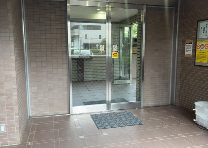 ラウンジは、マンションの共用スペースに椅子やテーブルなどを配置した利用者が寛げる空間です。屋内型ラウンジと屋外型ラウンジがあります。共用部分の管理状況と合わせて、詳細については現地でご確認ください。
