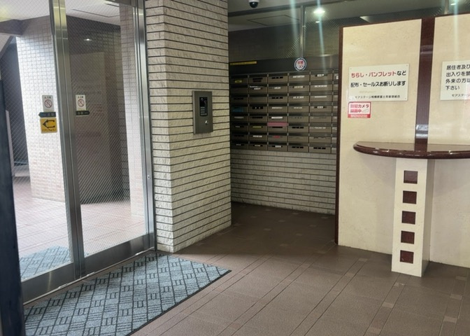 ロビーというと、エントランスと何がちがうの？と思いますよね。実はロビーとエントランスには明確な決まりはありません。物件によっては、エントランスを入って広がるある程度の広さのある空間がロビーとなります。