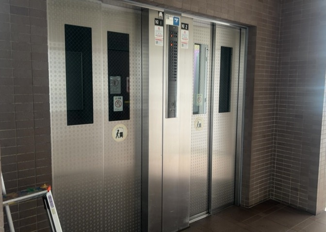 共有部分は、住民なら誰もが使える設備のこと。例えば駐車場やエレベーター、インターネット設備、セキュリティ設備などがあります。他にも、マンションの廊下・外部階段やエントランス・ゴミ置き場などがあります。