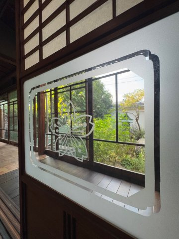 ガラスに映る四季の移ろい♪　建具が美しいです!(^^)!