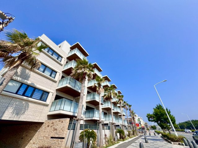 湘南の街並みに溶け込む外観デザインが、穏やかな暮らしを印象づけます