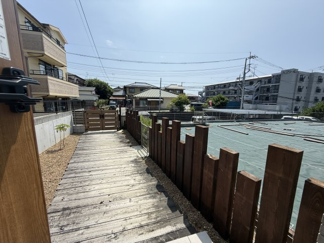 玄関へのアプローチ♪　駐車場から玄関まで距離がございます♪　
