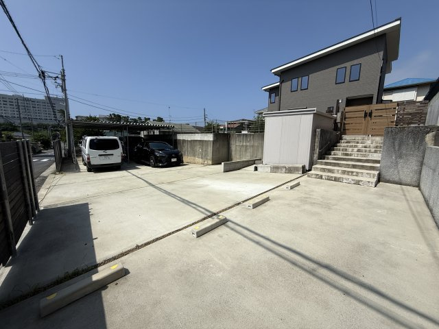 玄関へのアプローチ♪　駐車場から玄関まで距離がございます♪　