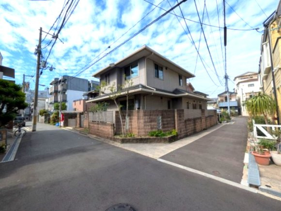 前面道路含む現地写真です