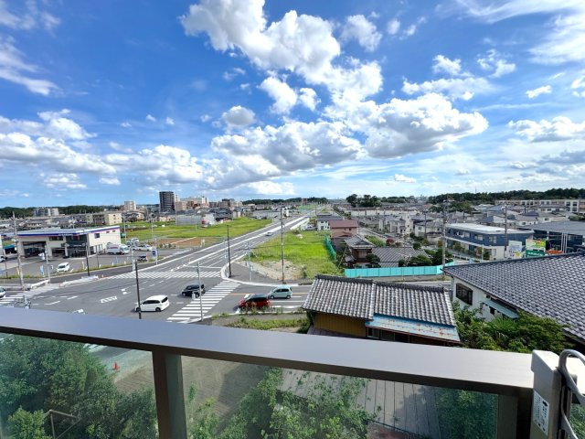 8階建の5階部分、南向きにつき前面に視界を遮る高い建物がなく、開放感のある見晴らしが自慢です！爽やかな風とたっぷりの陽光がお部屋の奥まで舞い込みます。
