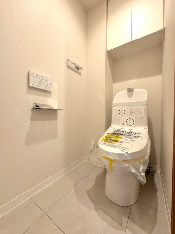 新規交換済みの温水洗浄便座一体型トイレです。床のフロアタイルも新調されており、いつでも清潔で快適にお使いいただけます。手すり付きで立ち上がりも安心です。