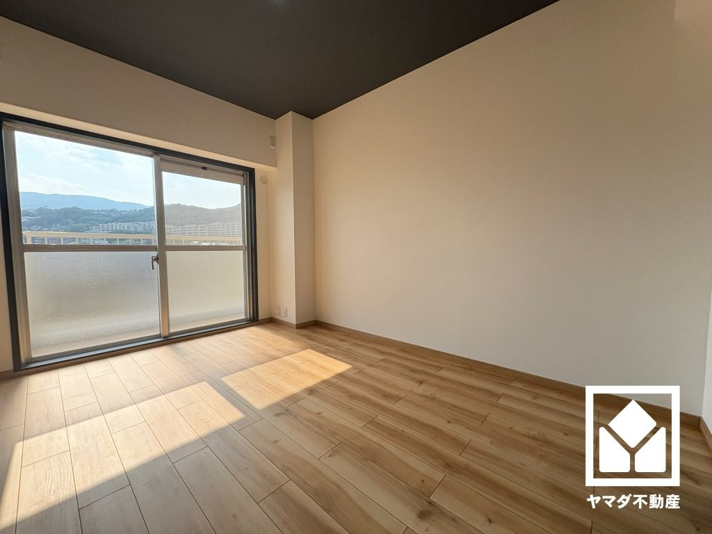 西側洋室です。バルコニーにつながるお部屋で、通風・陽当たり良好。全居室フローリングでお掃除もラクラクです。