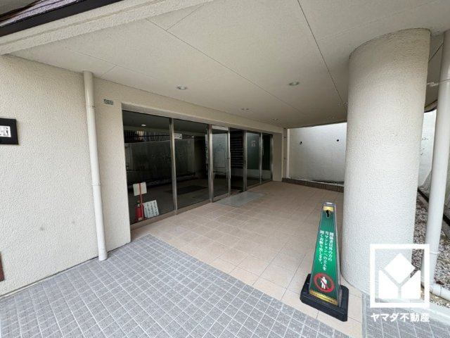広々とした明るいエントランス。綺麗に整備されており、帰宅時や来客時にも気持ちの良い空間です。