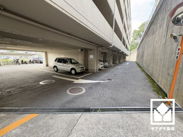敷地内に駐車場を完備。重い荷物や雨の日の移動もスムーズで、快適なカーライフを実現。空き状況等は弊社スタッフまでお気軽にお問い合わせください。