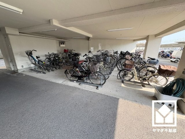 サイクルラックの設置された屋内駐輪場を完備。スッキリ整理されて、自転車同士の接触や転倒の心配がございません（年額1200円）。バイク置き場もございます。
