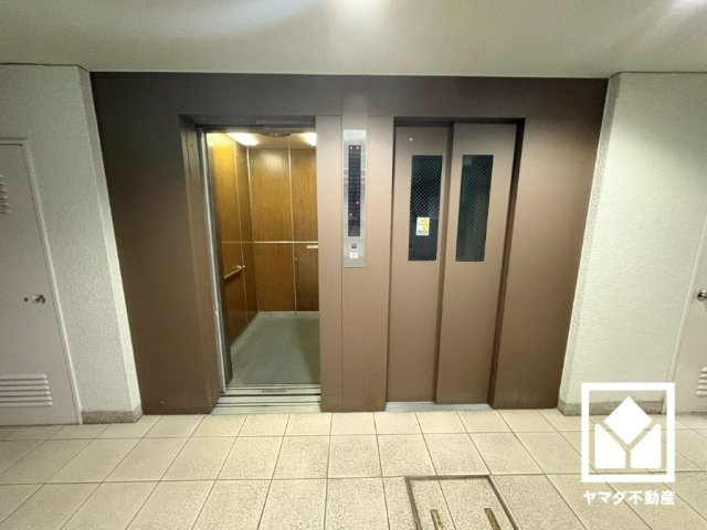 2基のエレベーターを設置し、待ち時間を短縮。快適な住まいへのアクセスをスムーズに。