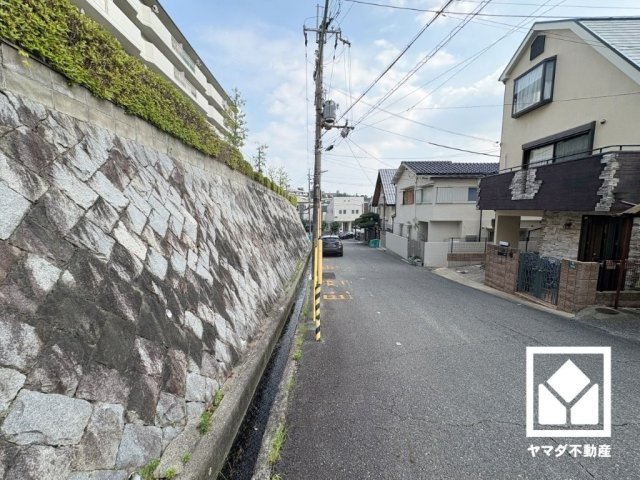 阪急甲陽線「甲陽園」駅まで徒歩約17分、阪急今津線「甲東園」駅まで徒歩約28分の立地。2沿線利用可能で、毎日の通勤・通学だけでなく、休日のお出かけまで利便性に優れています。