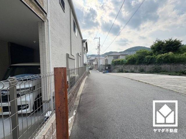 「セブンイレブン西宮上ケ原十番町店」まで徒歩3分、「コープ甲陽園」まで徒歩8分、「ローソン上ケ原三番町店」まで徒歩10分など、お買い物施設が徒歩圏内に複数あり便利な住環境です。
