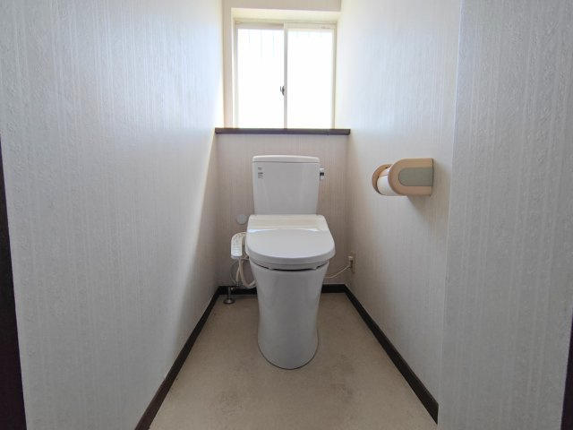 1階：窓から自然光が差し込む明るいトイレ。換気もしやすく、ゆったり使える落ち着いた空間です。