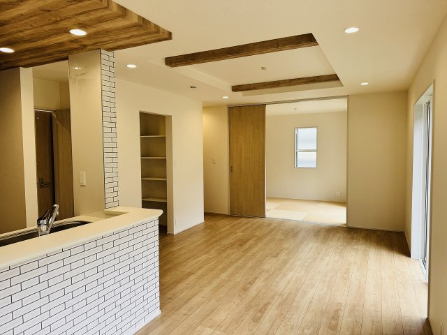 ～折り上げ天井と下がり天井でオシャレな内装です～