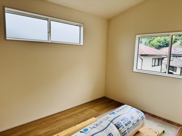 ～2階6.0帖の洋室　2面採光で明るく風通しの良いお部屋です～